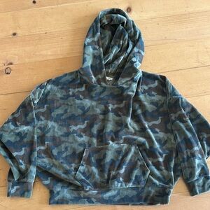 🔺American Eagle 🦅 Outfitters, Camo Print Hoodie. L